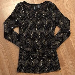 🔥🔥BKE Boutique size med sequin top🔥🔥